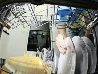 Έβαλε κάμερα μέσα σε πλυντήριο πιάτων – Δείτε τι κατέγραψε